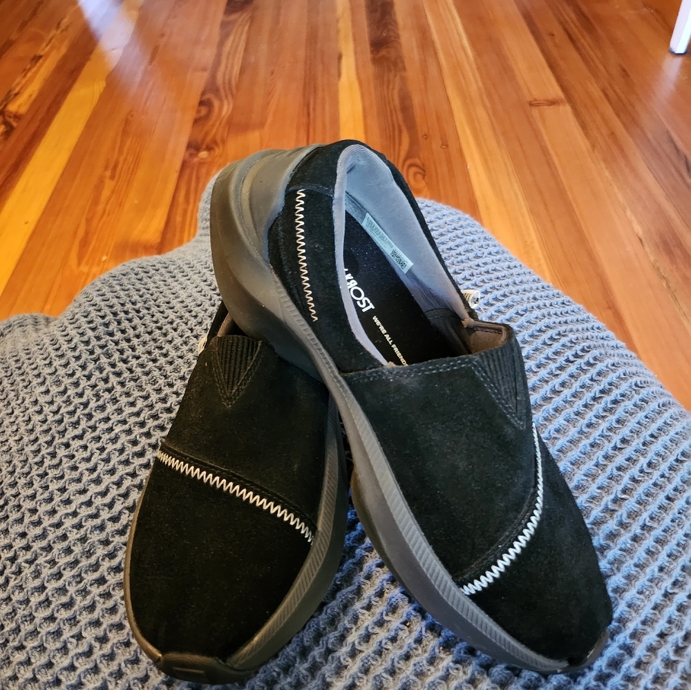 Tom's women slip on